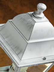 Testa-palo in alluminio pressofuso con diffusori in vetro trasparente, diametro 60 mm, altezza max lampada 170mm, alimentazione 230 V ~ 50 Hz, potenza massima lampade 60W biancoargento